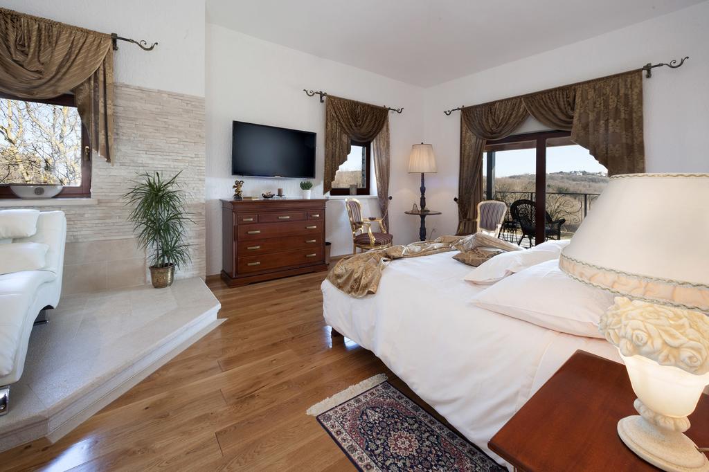 Villa Castello Rausch Valkarin Номер фото