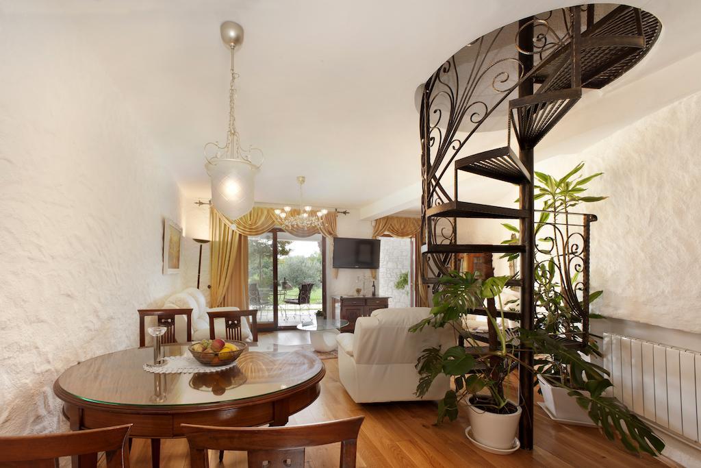 Villa Castello Rausch Valkarin Номер фото