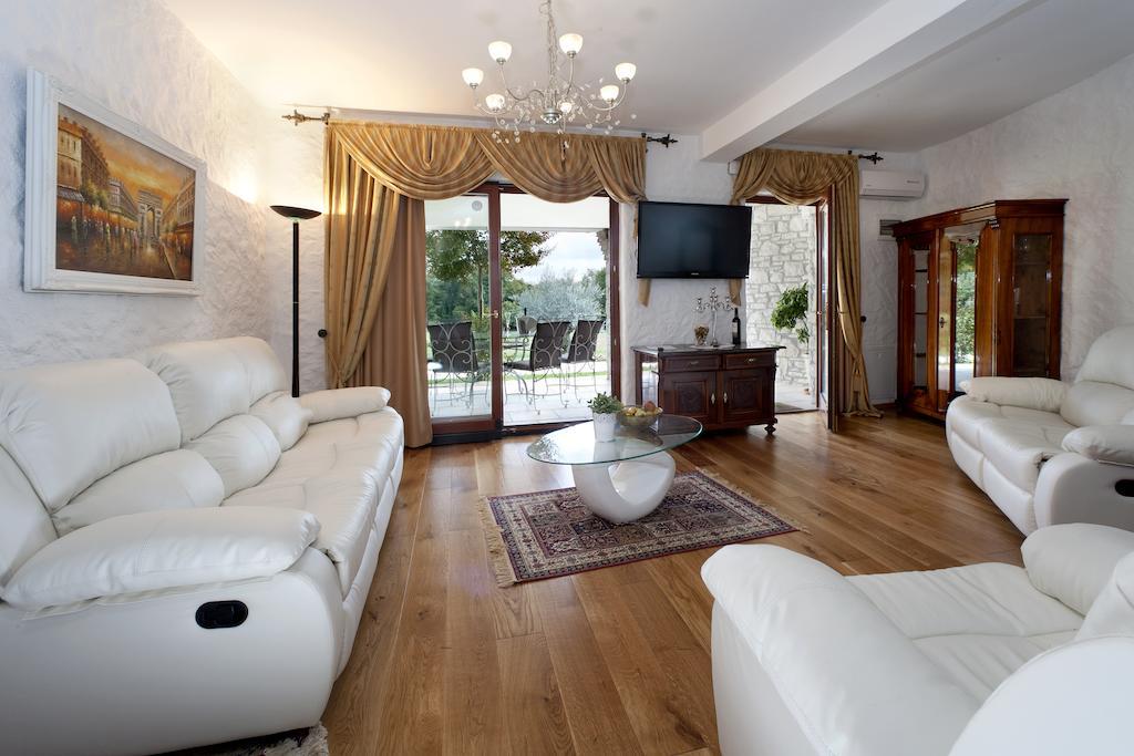 Villa Castello Rausch Valkarin Номер фото