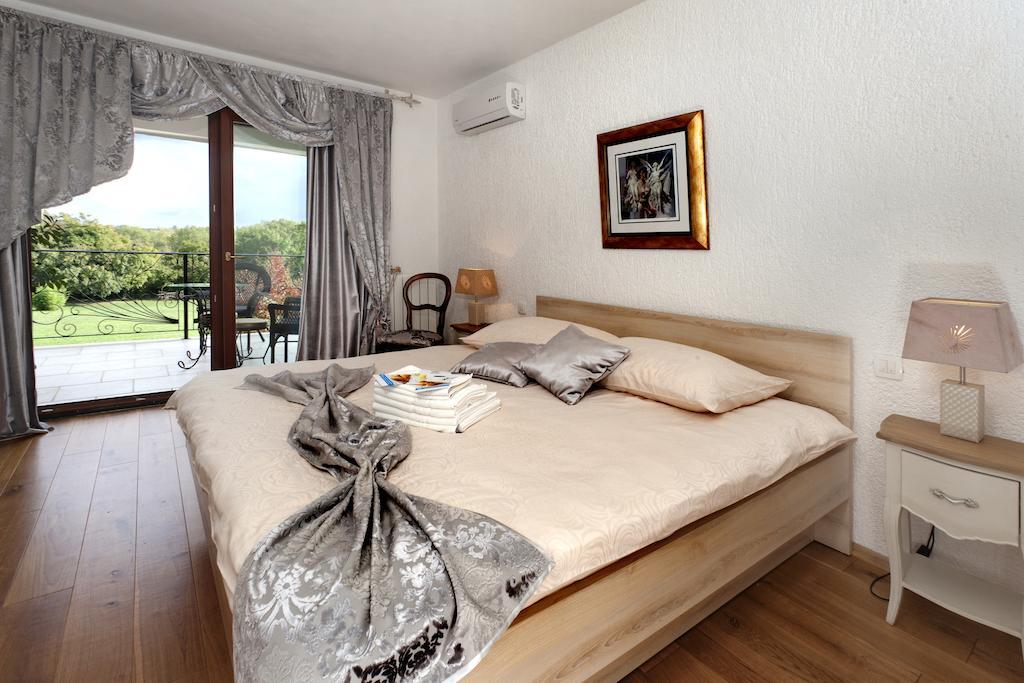 Villa Castello Rausch Valkarin Номер фото