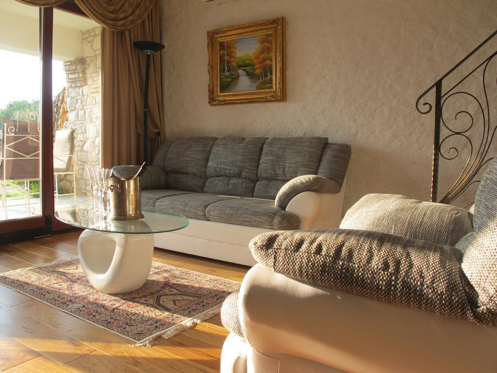 Villa Castello Rausch Valkarin Номер фото